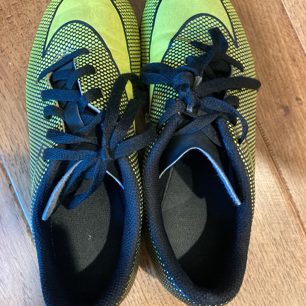 Youth soccer cleats